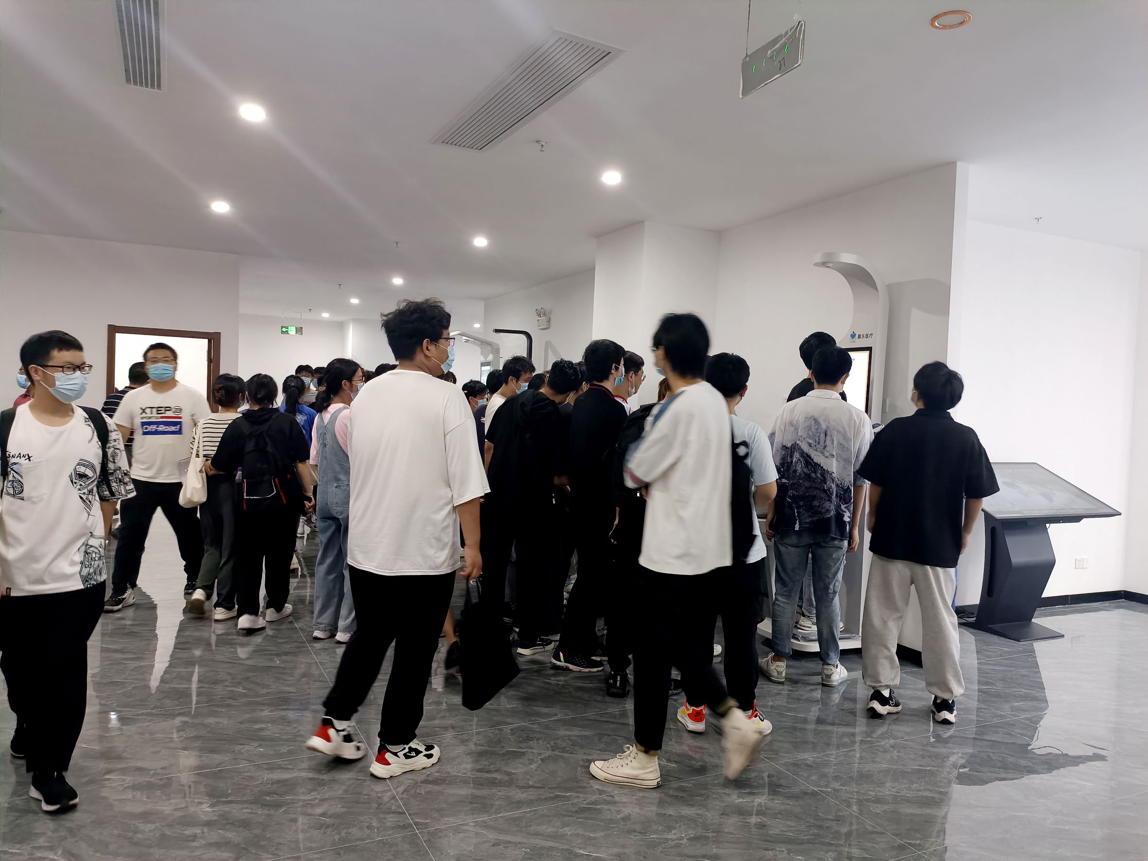 安理大人工智能学院授牌仪式在新百胜集团举行