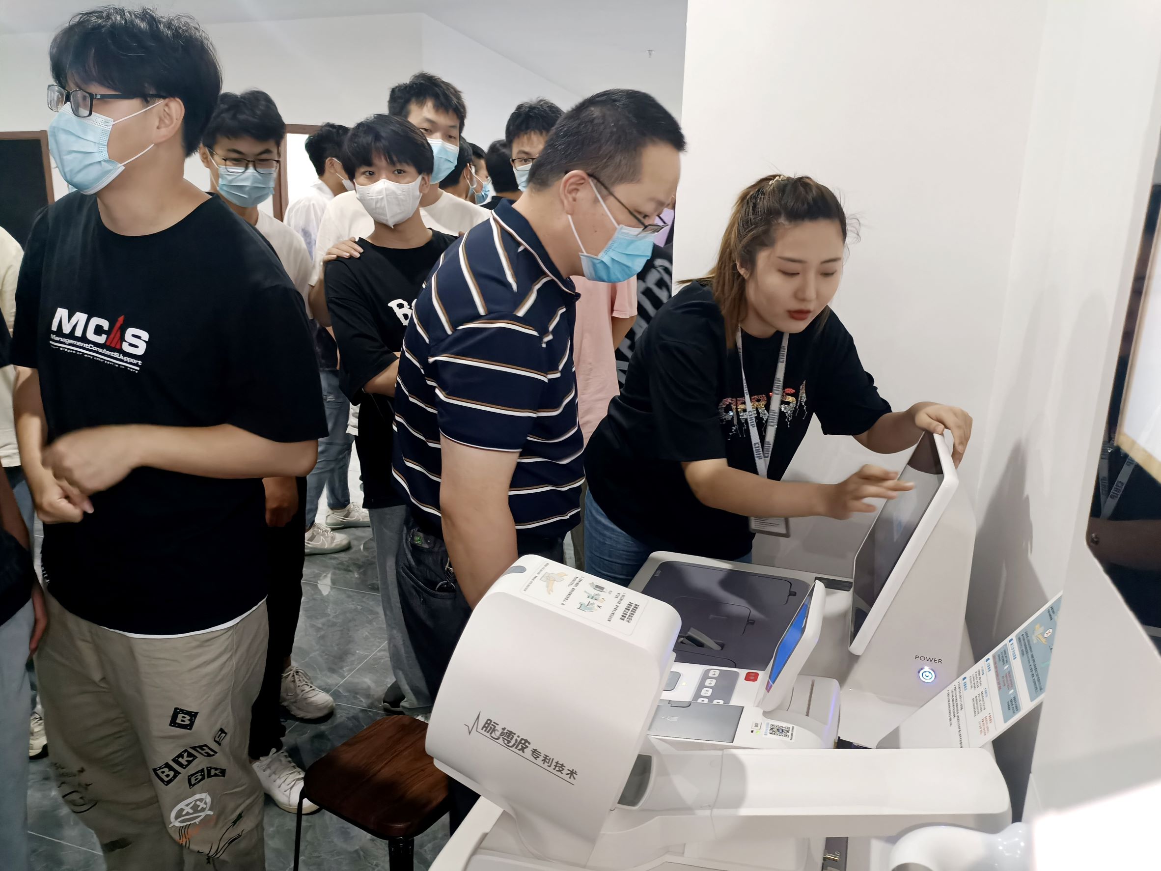 安理大人工智能学院授牌仪式在新百胜集团举行