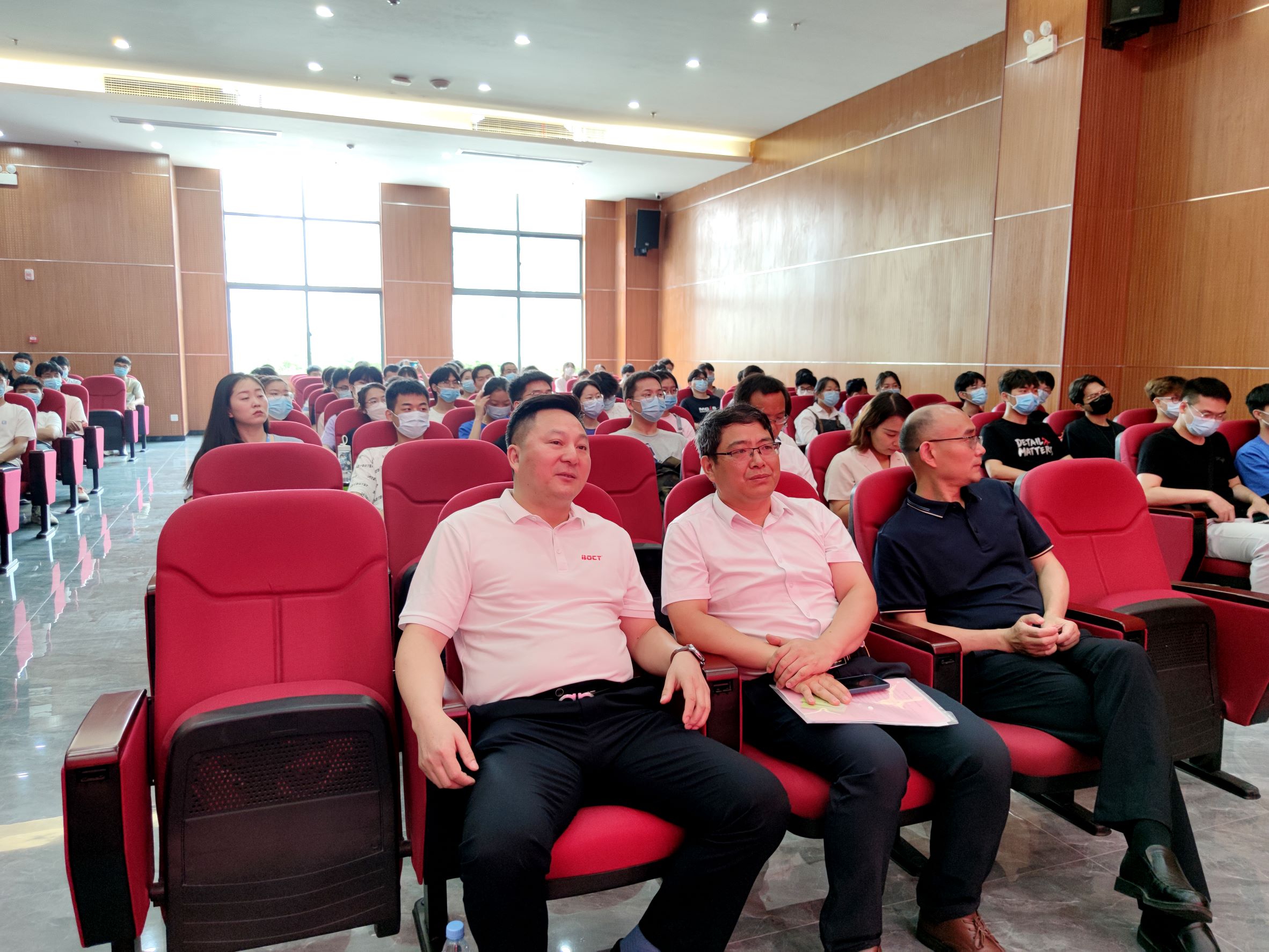 安理大人工智能学院授牌仪式在新百胜集团举行